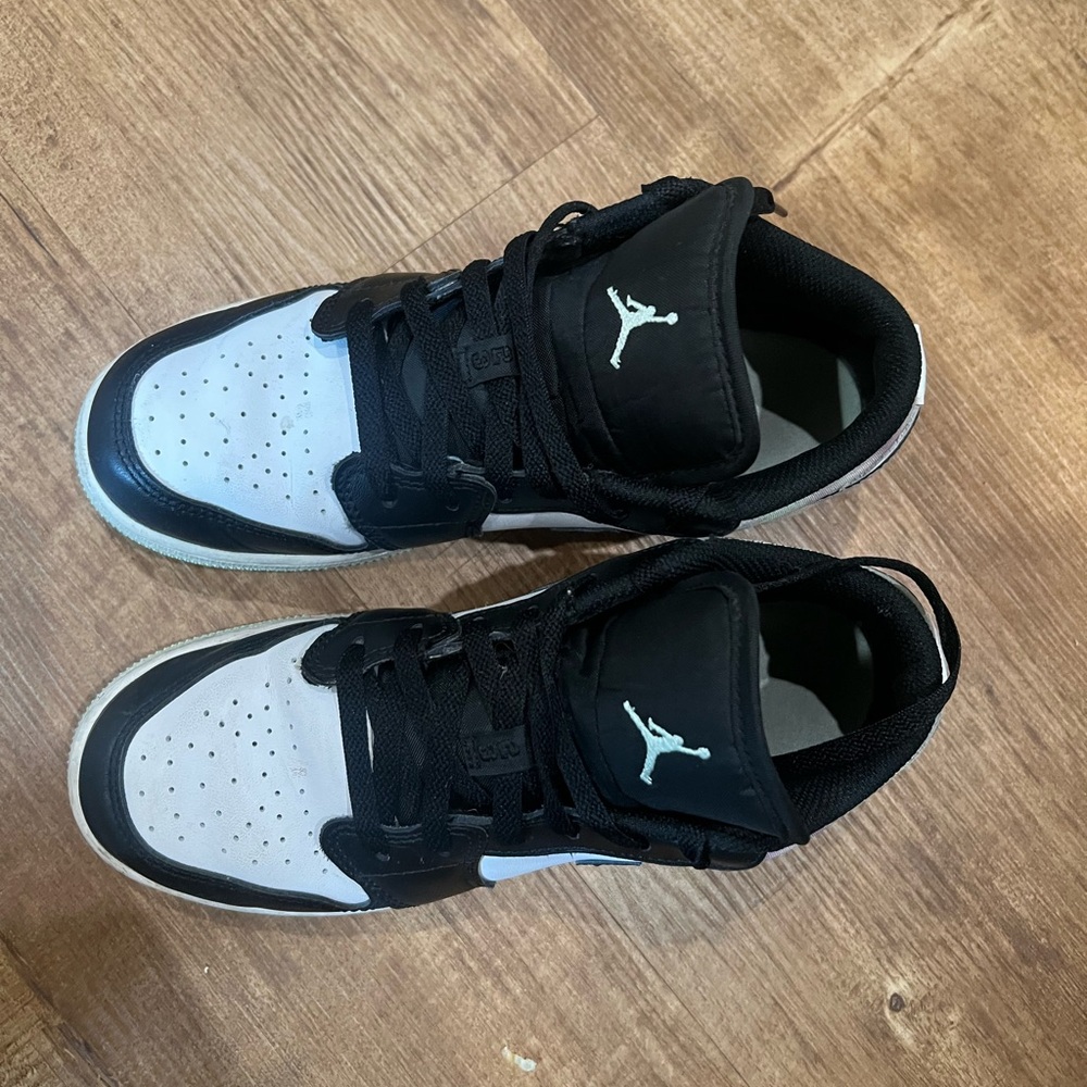 Air Jorden 1 low Women's Black and White Sneakers